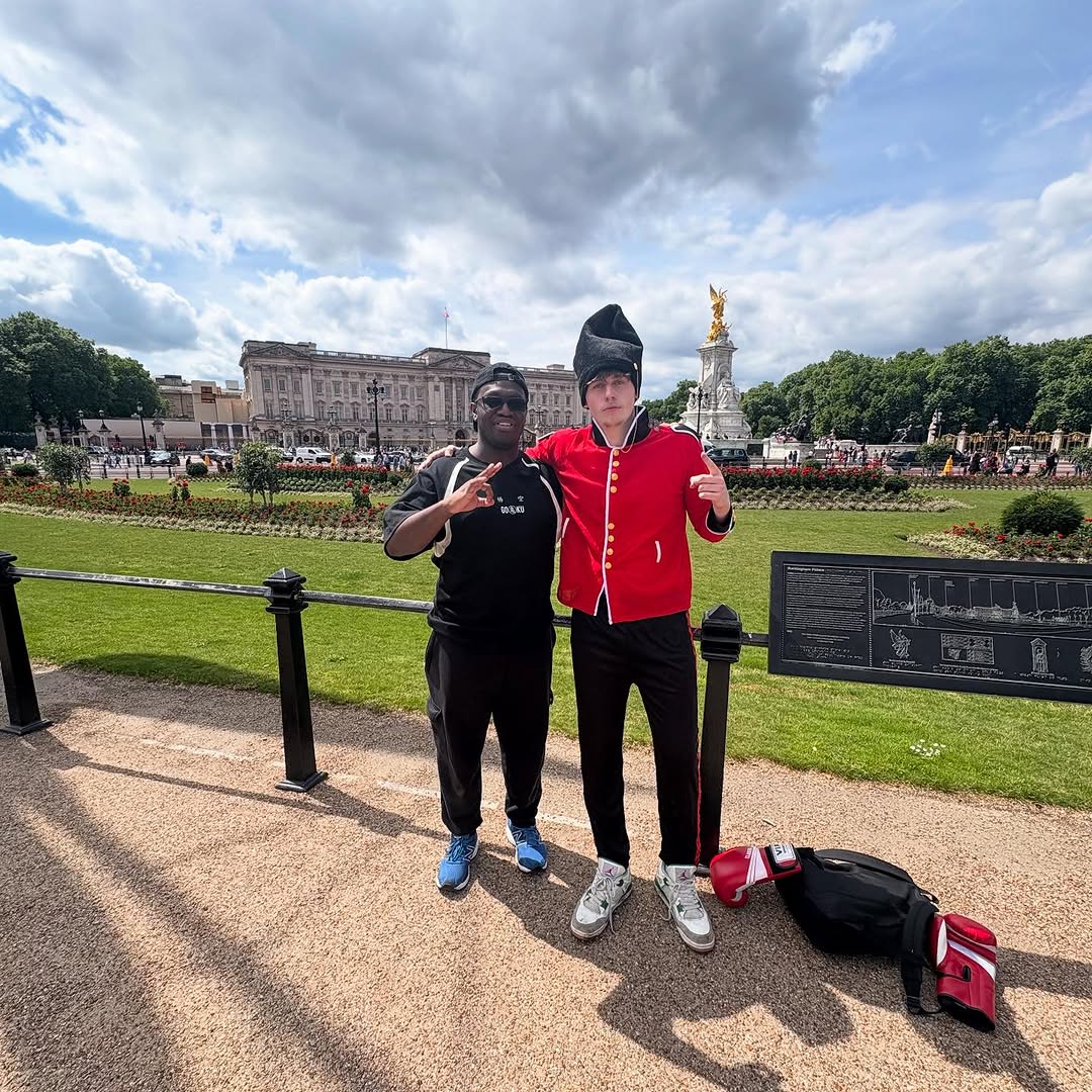 Chrogman taking the Catch a Fade challenge to London, outside Buckingham Palace